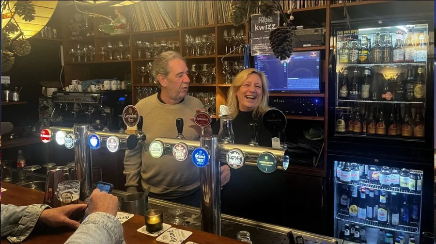 Noëlle en Eugène achter de bar van De Fabel