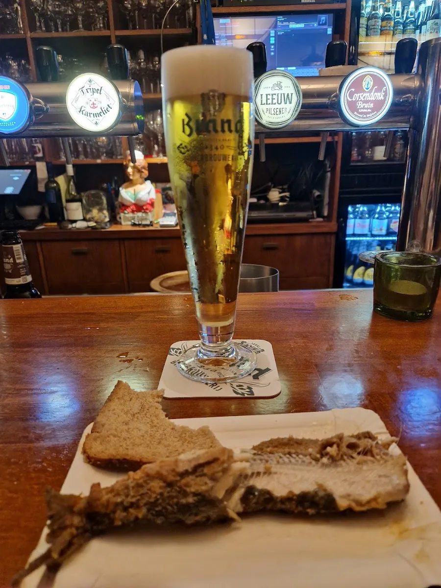 Getapt bier en broodplank aan de bar bij De Fabel