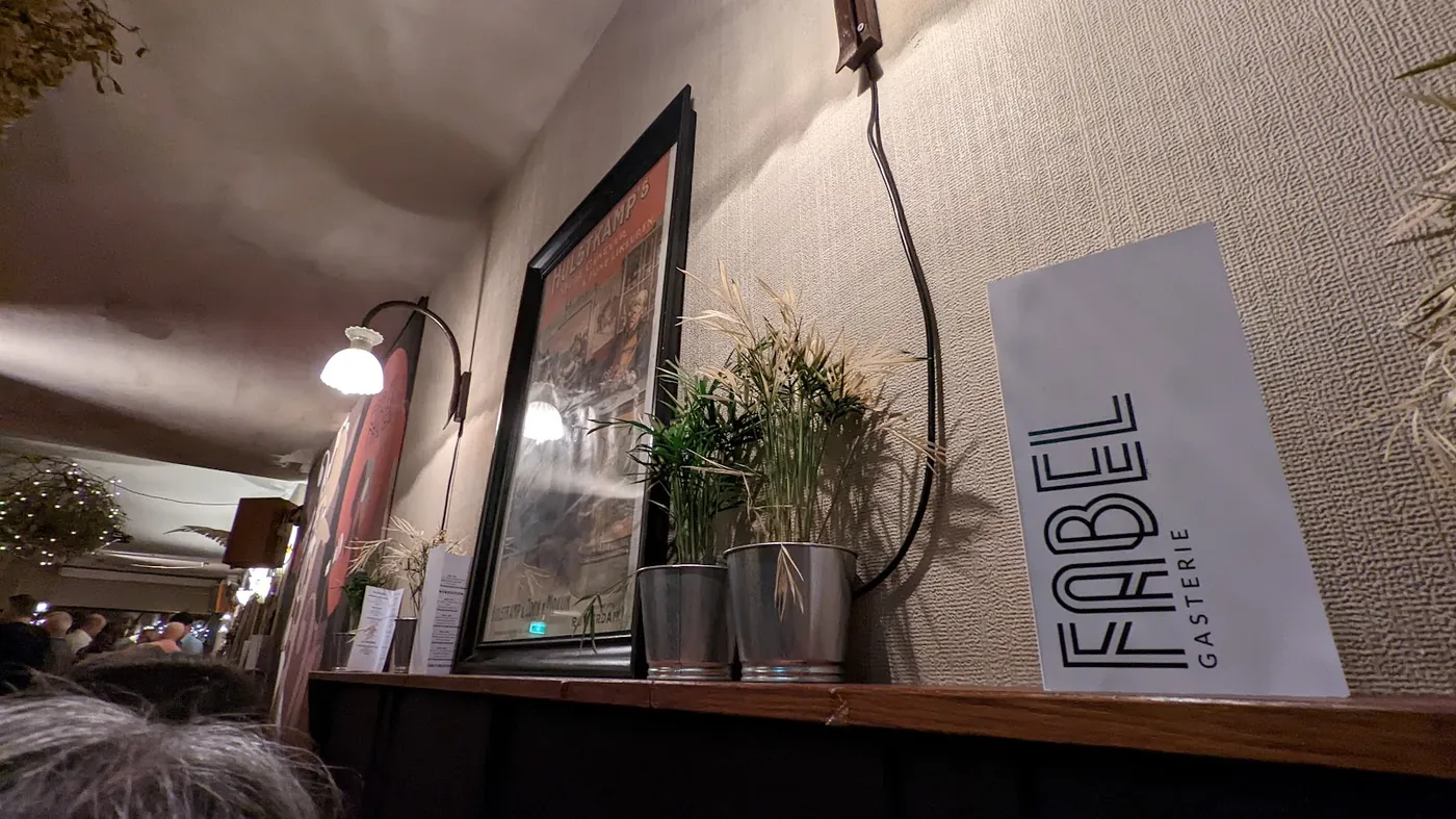 Podiumhoek met kroonluchter en sfeerverlichting bij De Fabel